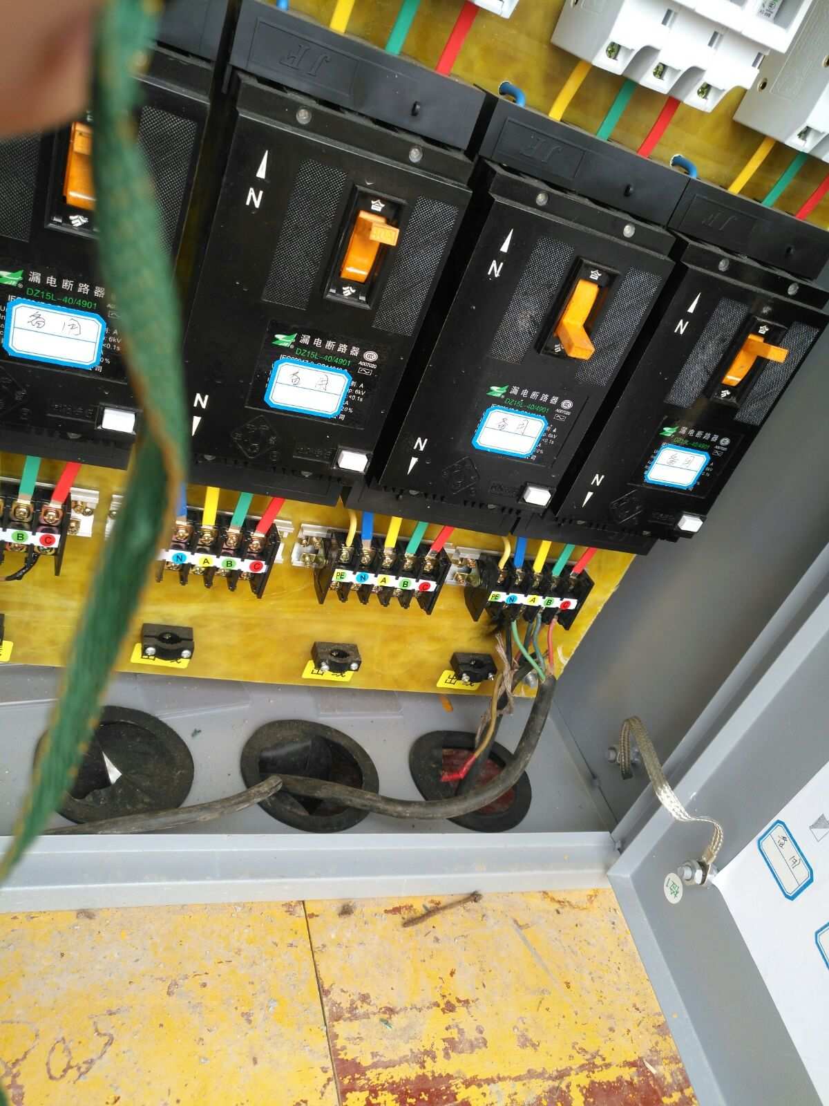 悅江閣配電箱安全隱患整改通知 一閘多機(jī)與漏電斷路器問題亟待解決